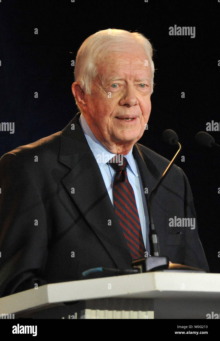 El ex Presidente Jimmy Carter ofrece comentarios a ¡un millón de gracias! Hábitat para la humanidad gala que honra la vida y servicio de Jimmy y Rosalynn Carter, en Washington el 4 de octubre de 2010. UPI/Kevin Dietsch Foto de stock