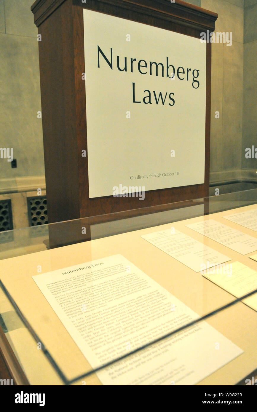 Las Leyes de Nuremberg original se ve en la pantalla en los Archivos