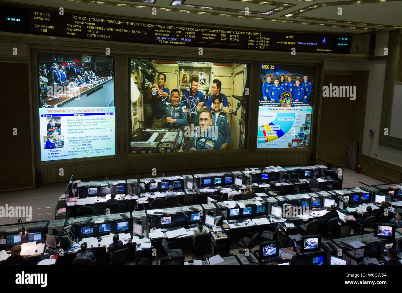 Vista desde el balcón de la Federación de Centro de Control de Misión muestra viva de la televisión de la expedición 32 se reunieron los miembros de la tripulación de la Estación Espacial Internacional a pocas horas después de que la nave espacial Soyuz TMA-05M acoplado, 17 de julio de 2012. UPI/NASA/Carla Cioffi Foto de stock