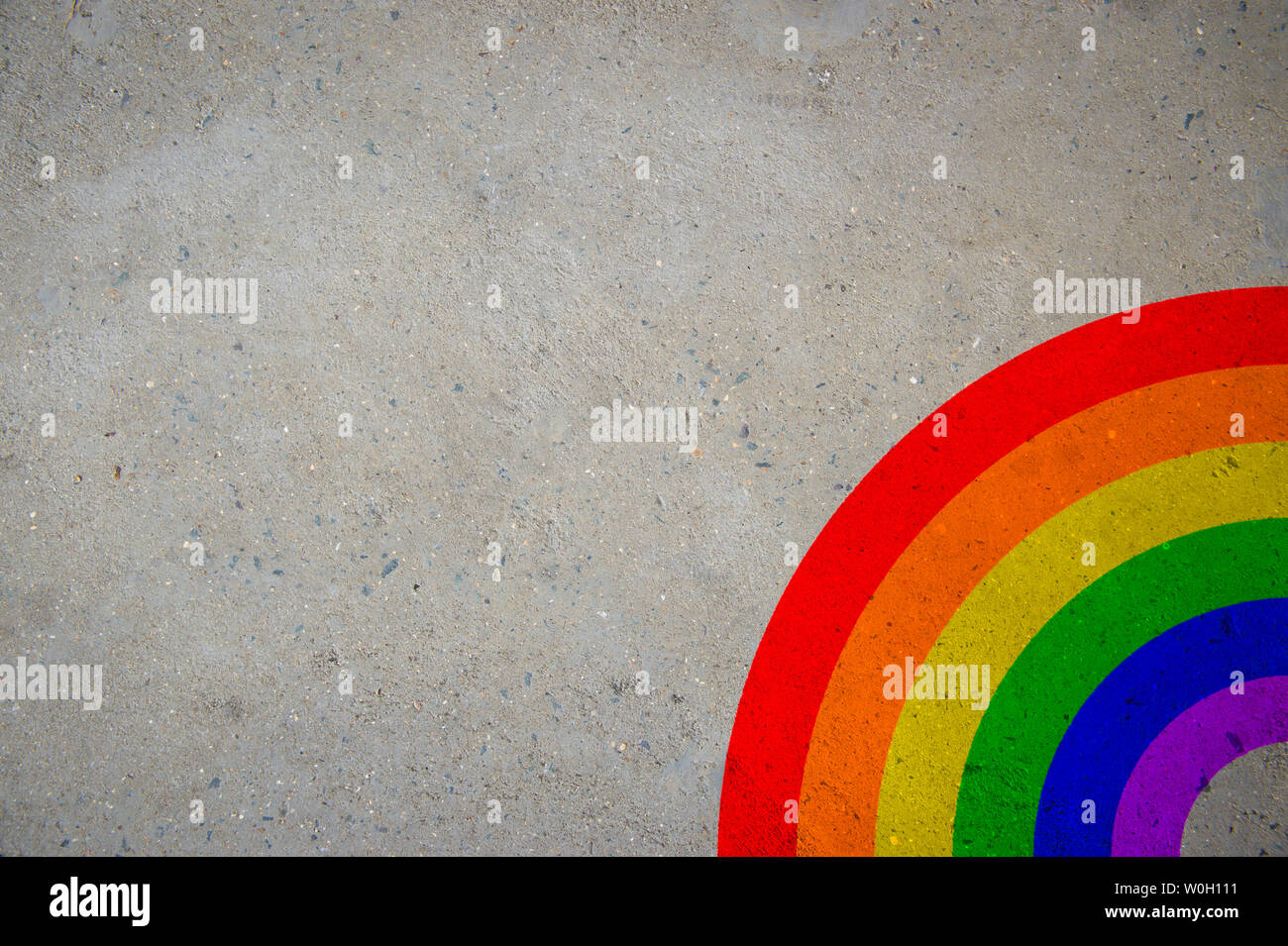 Colores Brillantes Arco Iris Del Orgullo Gay En La Esquina De La Pared De Hormigon Gris Liso Espacio De Copia Fotografia De Stock Alamy