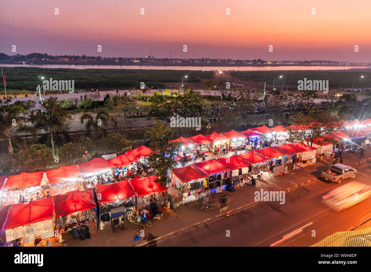 El mercado nocturno de Mekong Riverside en Vientiane | Nachtmarkt en Vientiane am Ufer des del Mekong, Laos Foto de stock
