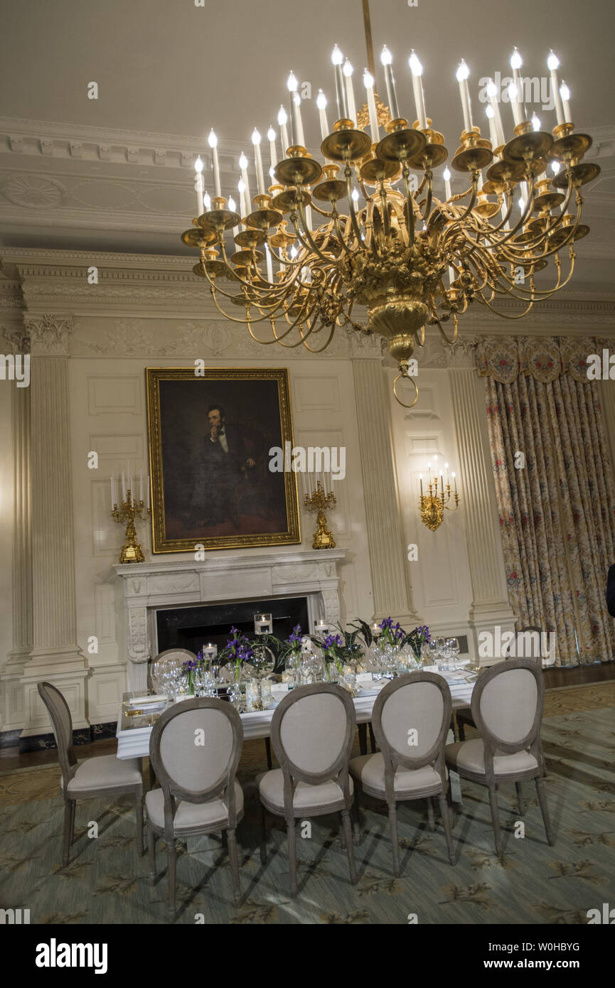 El lugar está configurado para la cena de estado en honor del presidente francés, Francois Hollande en el Comedor de estado de la Casa Blanca en Washington, DC el 10 de febrero de 2014. Hollande se acogió oficialmente por el Presidente Barack Obama a la Casa Blanca el 11 de febrero de 2014 que culmina en una cena de estado en la noche. Francia es considerado el más antiguo aliado de Estados Unidos. En el fondo es un retrato del presidente Abraham Lincoln. UPI/Pat Benic Foto de stock