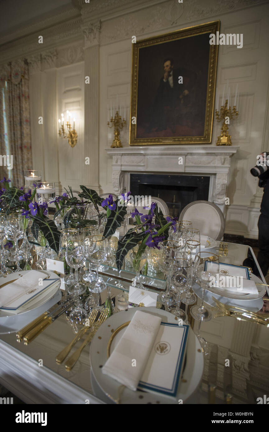 El lugar está configurado para la cena de estado en honor del presidente francés, Francois Hollande en el Comedor de estado de la Casa Blanca en Washington, DC el 10 de febrero de 2014. Hollande se acogió oficialmente por el Presidente Barack Obama a la Casa Blanca el 11 de febrero de 2014 que culmina en una cena de estado en la noche. Francia es considerado el más antiguo aliado de Estados Unidos. En el fondo es un retrato del presidente Abraham Lincoln. UPI/Pat Benic Foto de stock