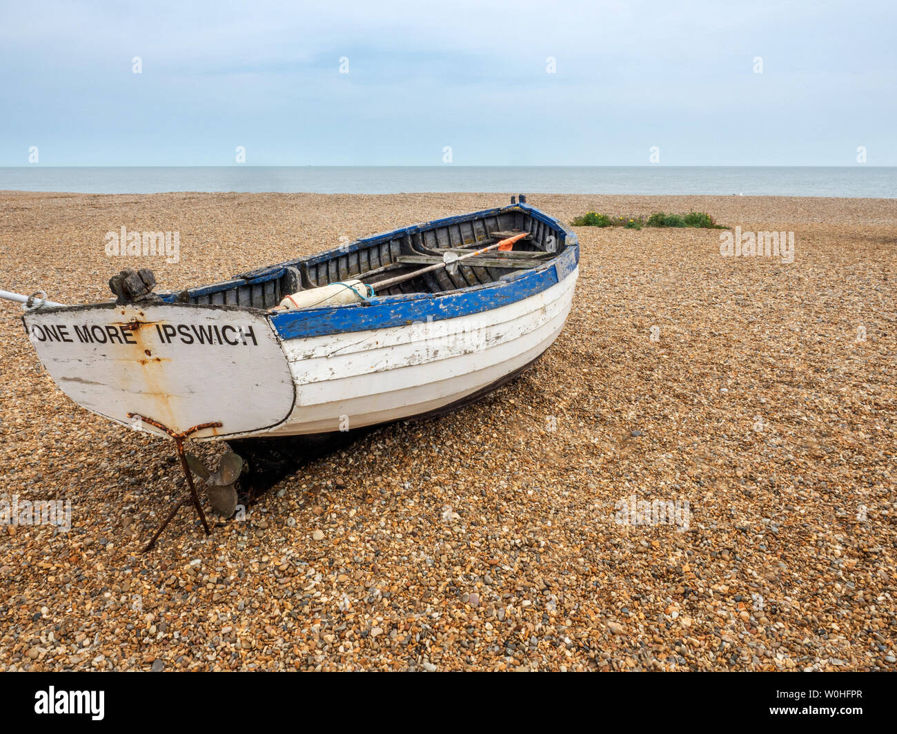 Uno más viejo barco pesquero en la playa de guijarros en Aldeburgh Suffolk Inglaterra Foto de stock