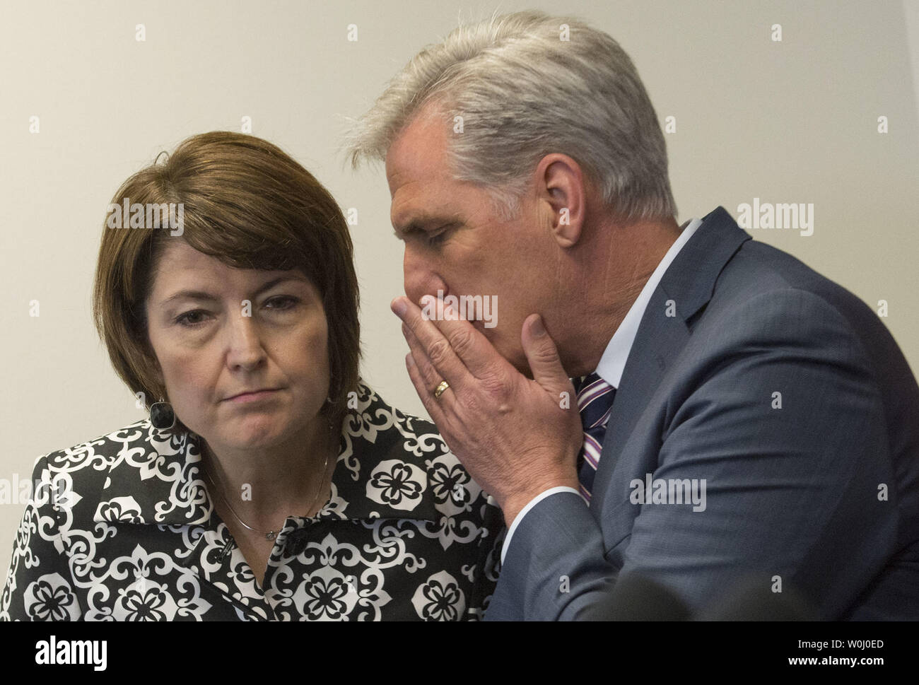 Lider De La Mayoria De La Camara Kevin Mccarthy R Sd L Conversa Con Rep Kathy Mcmorris Rodgers R Wa Durante Una Conferencia De Prensa Semanal En El Capitolio En Washington D C El 29 Lider De La Mayoria De La Camara Kevin Mccarthy R Sd L Conversa Con Rep Kathy Mcmorris Rodgers R Wa Durante Una Conferencia De Prensa Semanal En El Capitolio En Washington D C El 29