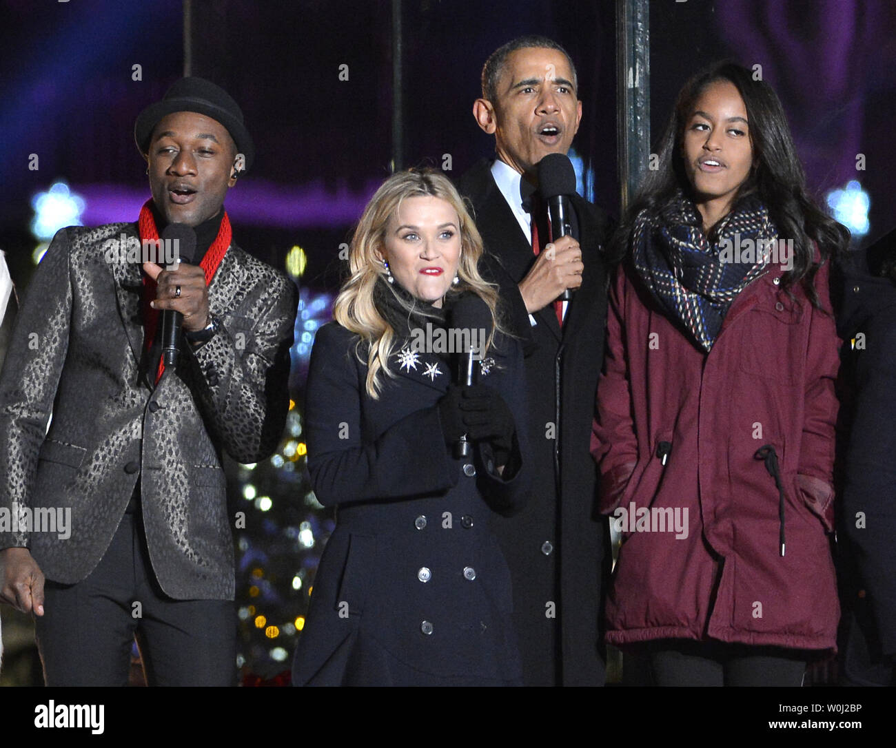 El presidente estadounidense Barack Obama canta junto con su hija Malia