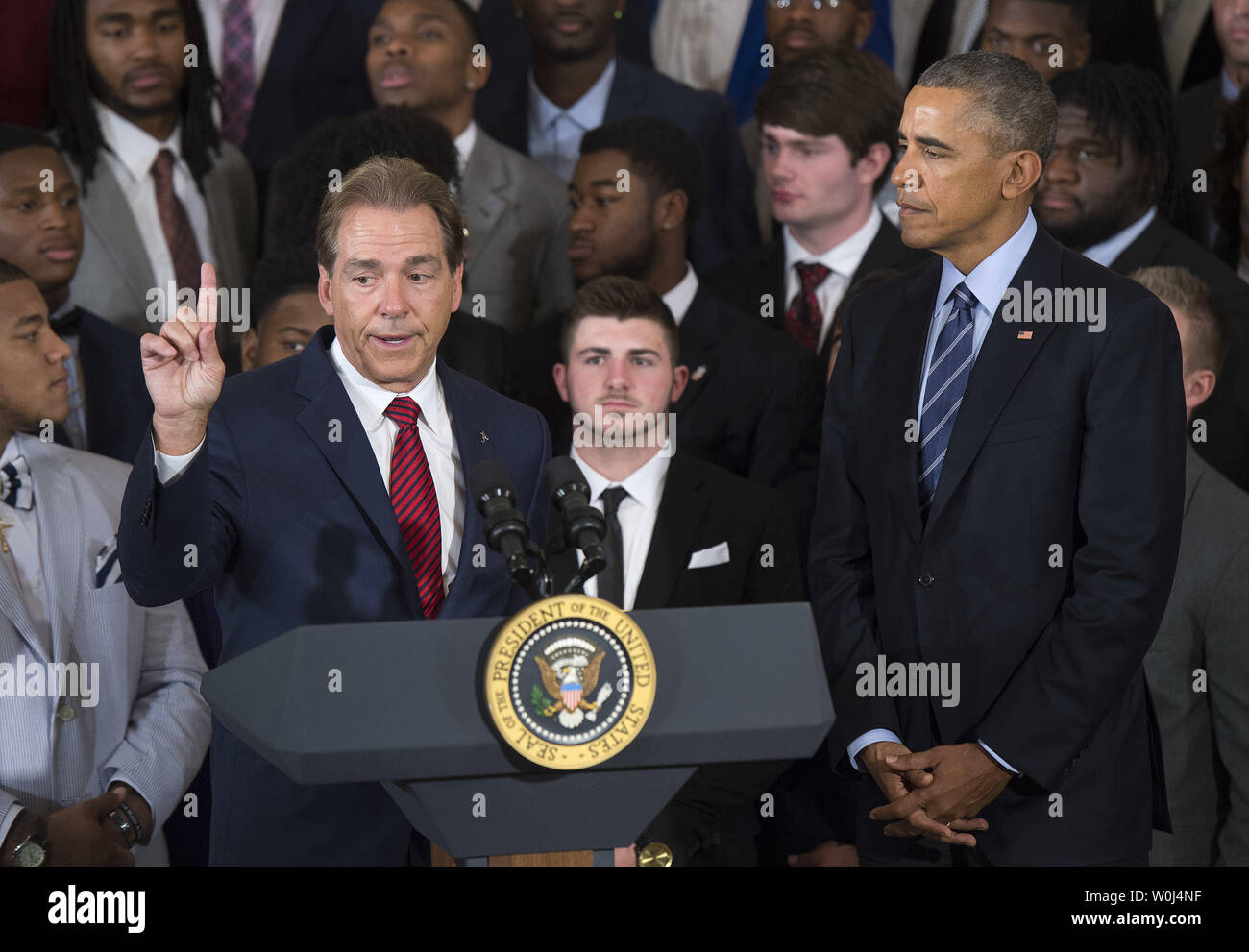 Nick Saban, Jefe entrenador de fútbol de la Universidad de Alabama, habla junto al presidente Barack Obama durante un evento donde Obama honró al 2015- 2016 College Football campeón nacional del playoff Alabama Crimson Tide, en el East Room de la Casa Blanca en Washington, D.C., el 2 de marzo de 2016. Foto por Kevin Dietsch/UPI Foto de stock