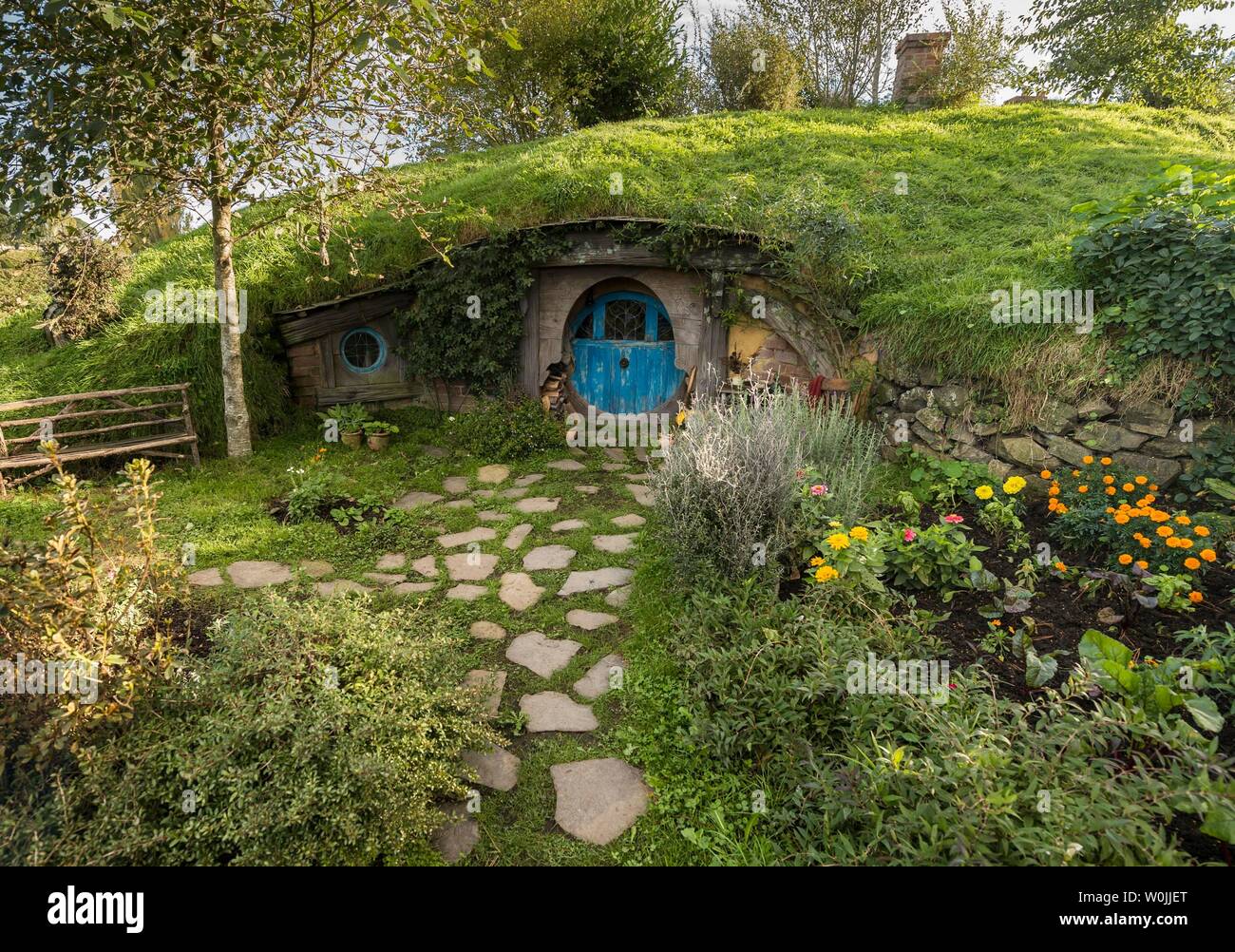 Hobbit cueva con puerta azul, Hobbiton en el shire, ubicación de El Señor de los anillos y el Hobbit Matamata, Waikato, Isla del Norte, Nueva Zelanda Foto de stock