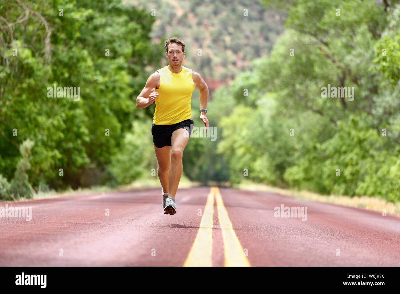 Hombre corriendo runner sprints de fitness y salud. Atleta Masculino en  sprint ejecutar llevar zapatillas deportivas y shorts en entrenar para la  maratón. Longitud de cuerpo completo ver sprinter corriendo hacia la