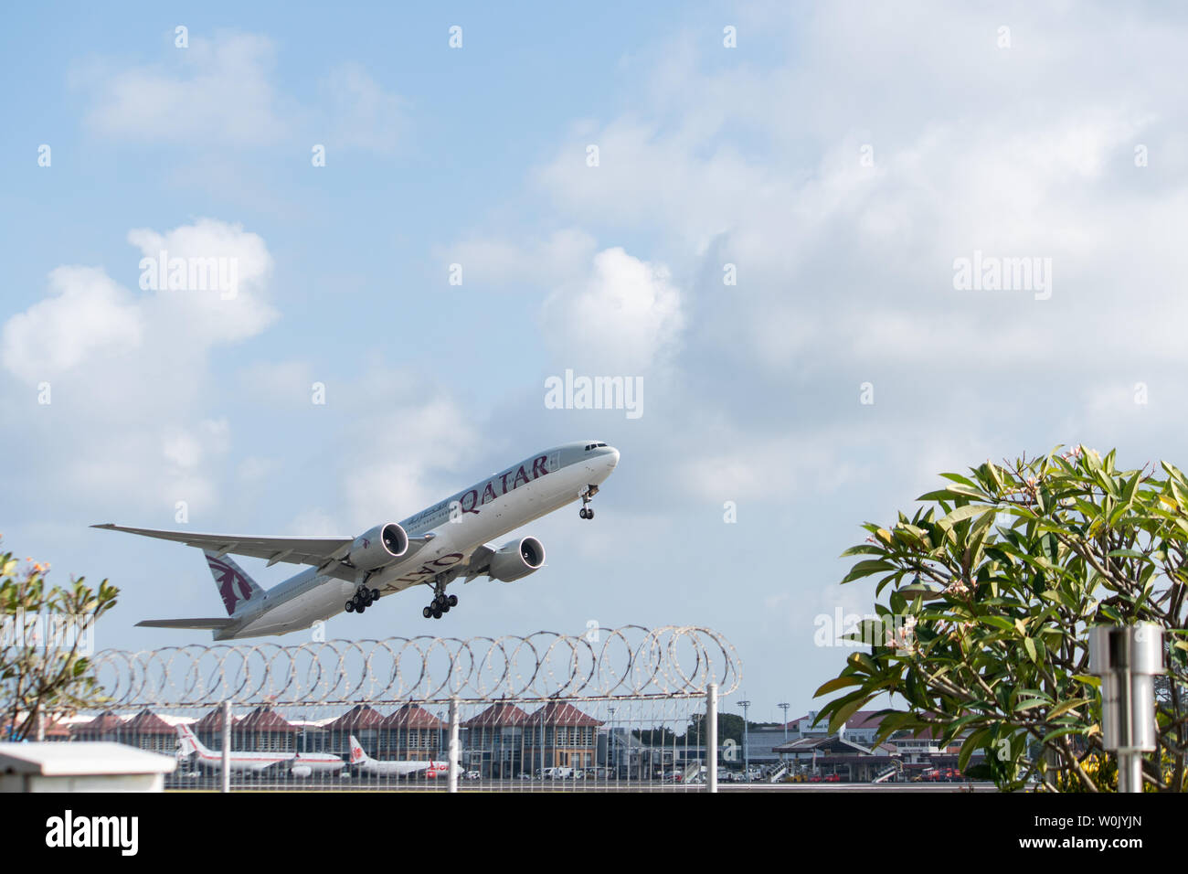 DENPASAR, Bali Indonesia/08 de junio 2019: Aerolínea Qatar es volar en avión  desde el aeropuerto internacional Ngurah Rai de Bali, cuando el cielo está  nublado, gris con Fotografía de stock - Alamy