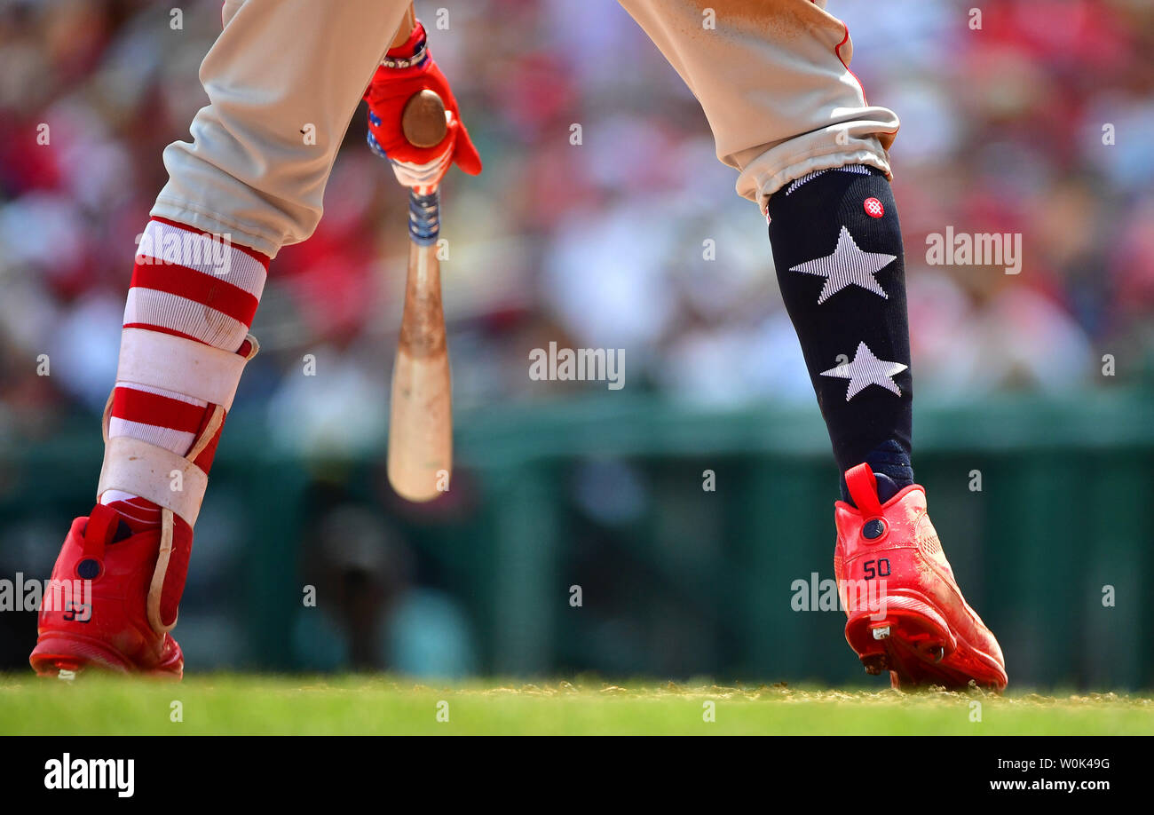 Boston Red Sox la jardinera derecha Mookie Betts lleva calcetines  patriótico en el día de la independencia como él prepara a batt contra los  nacionales de Washington en el Nationals Stadium de