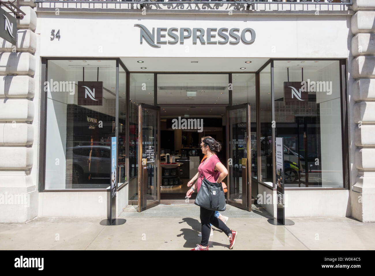 Nespresso Boutique insignia, Regent Street, Soho, London, W1, REINO UNIDO  Fotografía de stock - Alamy