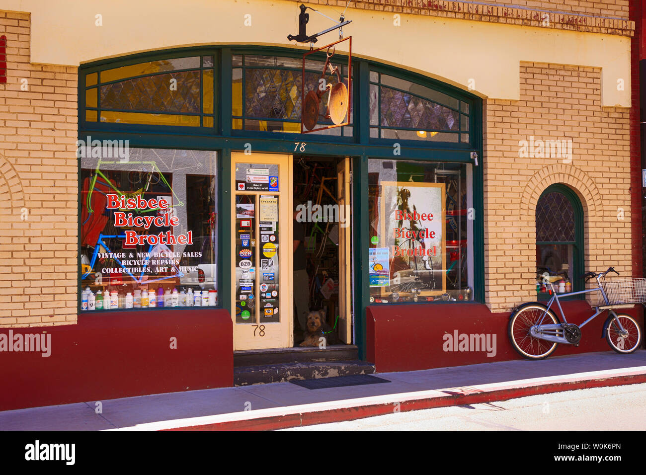 El Bisbee bicicleta tienda de burdeles en Main Street en Bisbee AZ Foto de stock