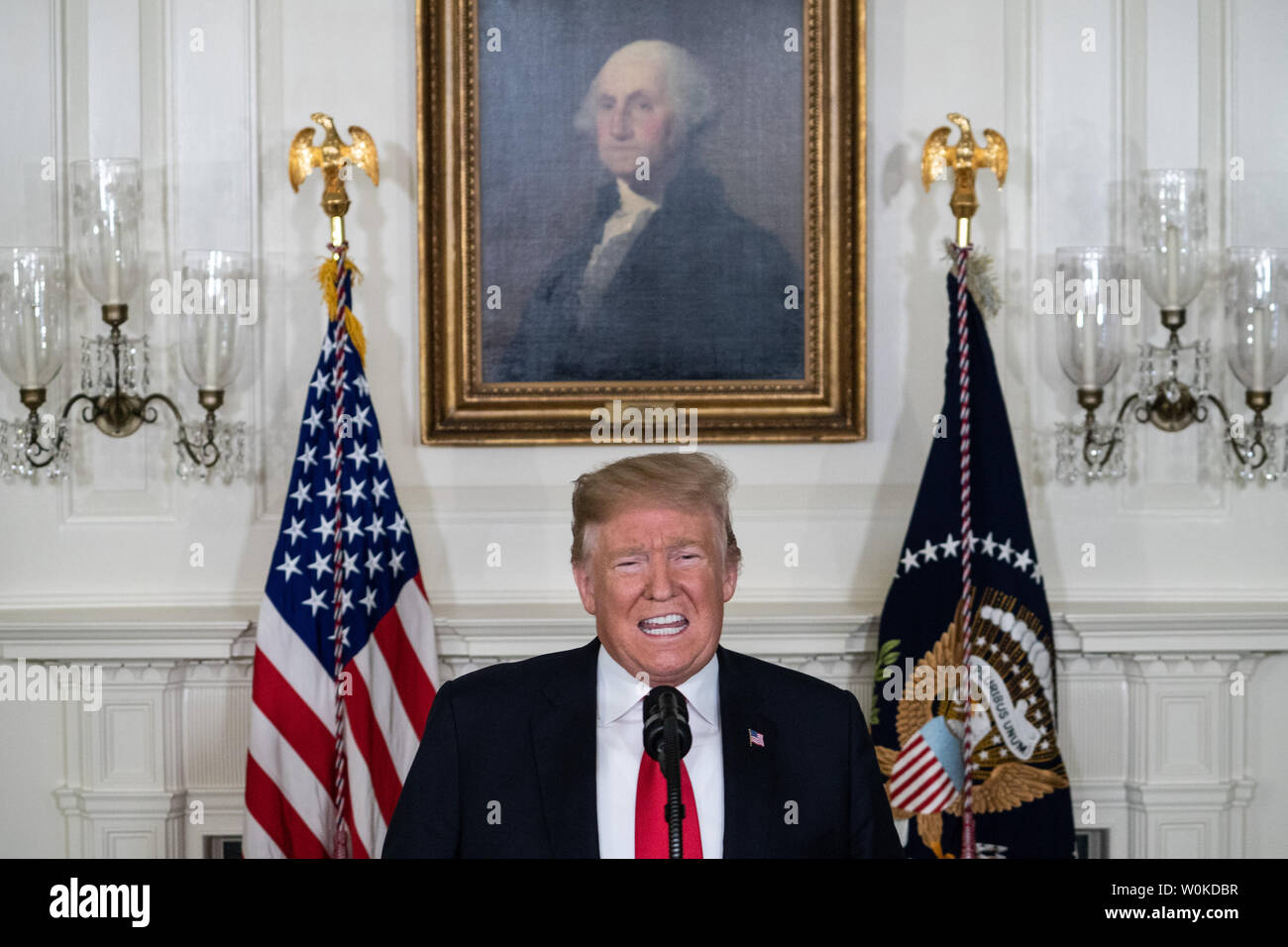 Presidente Donald Trump ofrece comentarios sobre la Crisis Humanitaria en la frontera sur y la parada en la Sala Diplomática de la Casa Blanca el 19 de enero de 2019. Foto por Ken Cedeno/UPI Foto de stock