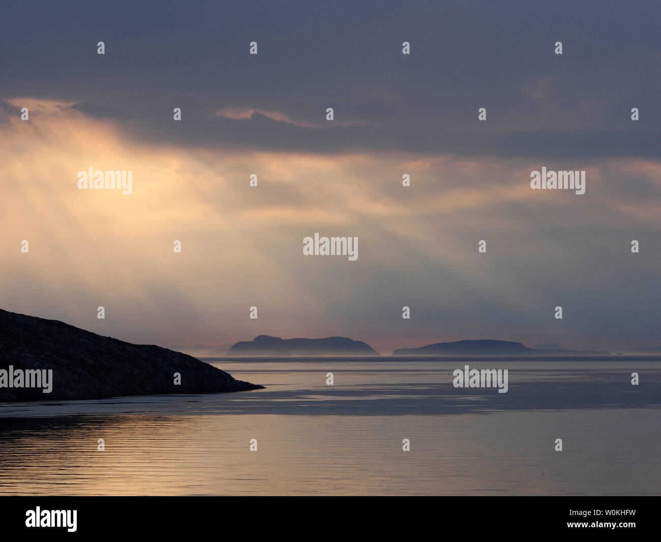 La luz de la mañana temprano a través de la islas Shiant desde Scalpay, Harris Foto de stock