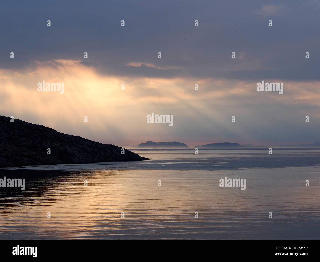 La luz de la mañana temprano a través de la islas Shiant desde Scalpay, Harris, Escocia Foto de stock