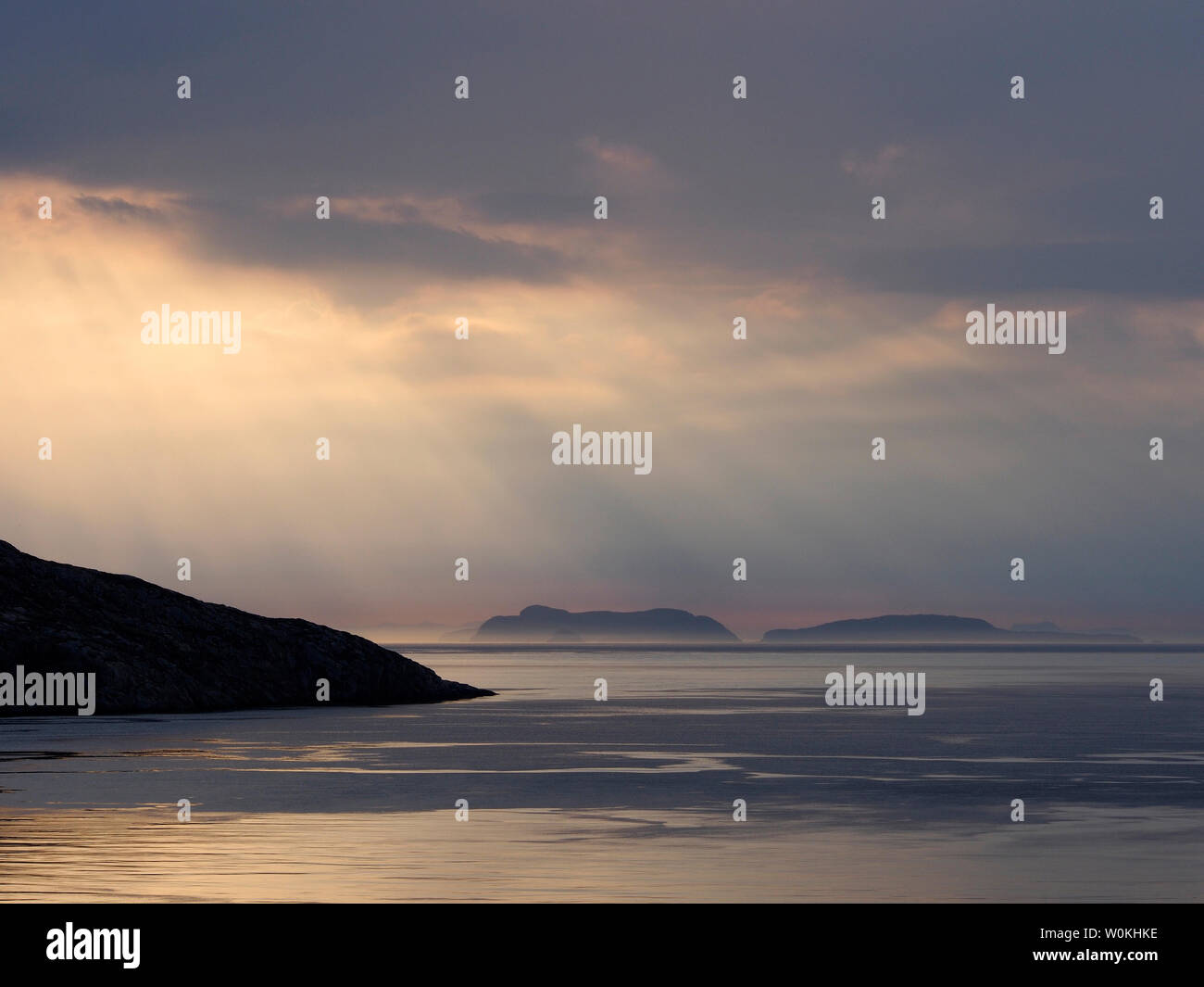 La luz de la mañana temprano a través de la islas Shiant desde Scalpay, Harris, Escocia Foto de stock