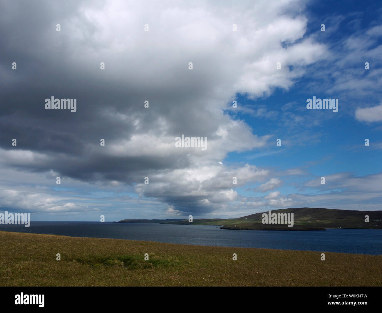 Vista desde Uynarey, sonido de Yell, Shetland Foto de stock