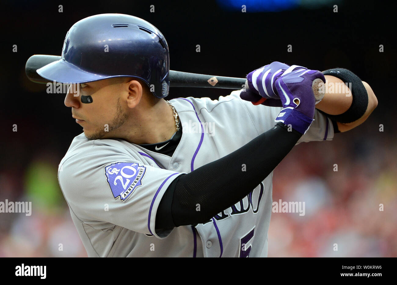 Colorado Rockies star outfielder Carlos González espera un tono en la primera entrada contra Washington Nationals lanzador Ross Detwiler en juego en el Nationals Stadium de Washington, DC el 23 de junio de 2013. Rockies rayas a 7-0, conducir a través de cuatro entradas y luego celebró a ganar 7-6. UPI/Pat Benic Foto de stock