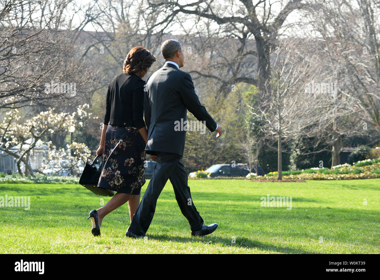 El presidente estadounidense Barack Obama y la primera dama Michelle Obama a pie de Marine One en el Jardín Sur de la Casa Blanca en Washington, D.C. el 9 de abril de 2014. El Presidente viaja a Texas por un viaje de dos días. UPI/Pat Benic Foto de stock