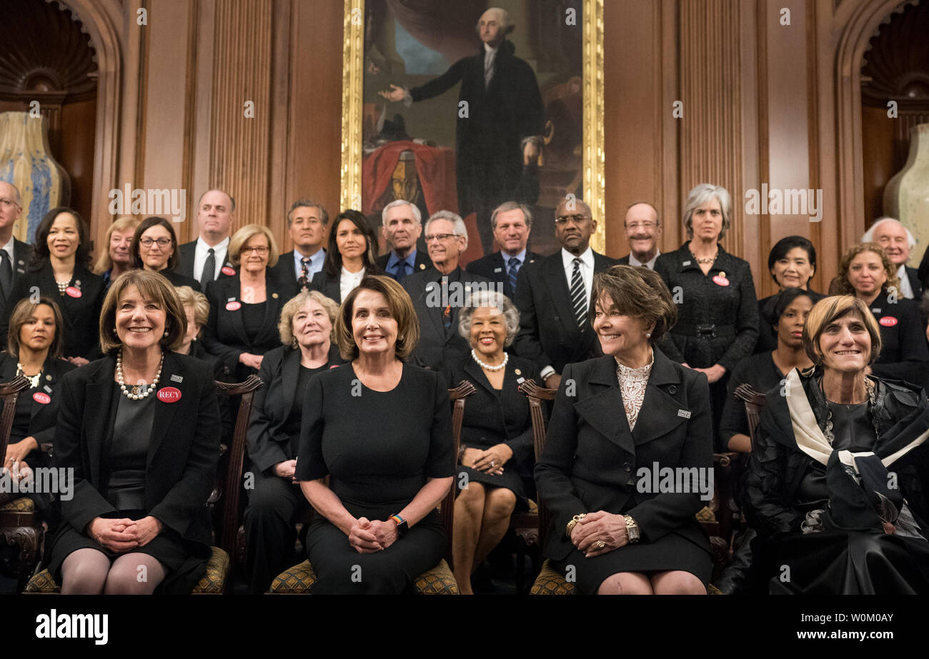 Primera fila - la Congresista Susan Davis (D-CA), líder de la minoría de la cámara, Pelosi (D-CA), Anna Eshoo (D-CA) y el Congresista Rosa DeLauro (D-CT), posan para una foto