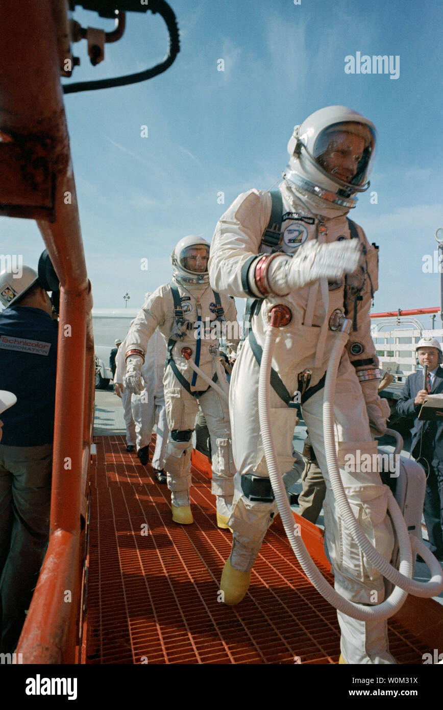 Los astronautas de la NASA Neil Armstrong (primer plano), piloto de mando, y David Scott, piloto, subir la rampa en el Complejo de Lanzamiento de 19 durante el Gemini 8 prelaunch countdown el 16 de marzo de 1966. Marzo 16, 2016 marca el 50º aniversario de NASA's Gemini 8, la sexta misión de vuelos espaciales tripulados realizados durante el proyecto de los Estados Unidos programa Gemini. El objetivo principal de la misión, el éxito del acoplamiento de dos naves espaciales en órbita, primero en los vuelos espaciales, fue un éxito, aunque la tripulación experimentaría una crítica en el espacio, fallo del sistema, obligándolos a abandonar la misión prematuramente. UPI Foto de stock