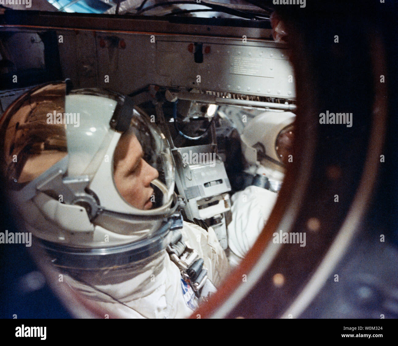 Vista cercana del astronauta de la NASA David Scott, piloto de la Gemini 8 vuelos espaciales, haciendo los ajustes finales y los controles de la nave durante el prelaunch countdown el 16 de marzo de 1966. En el fondo, casi fuera de la vista es el astronauta Neil Armstrong, piloto de mando. Marzo 16, 2016 marca el 50º aniversario de NASA's Gemini 8, la sexta misión de vuelos espaciales tripulados realizados durante el proyecto de los Estados Unidos programa Gemini. El objetivo principal de la misión, el éxito del acoplamiento de dos naves espaciales en órbita, primero en los vuelos espaciales, fue un éxito, aunque la tripulación experimentaría una crítica en-SP Foto de stock