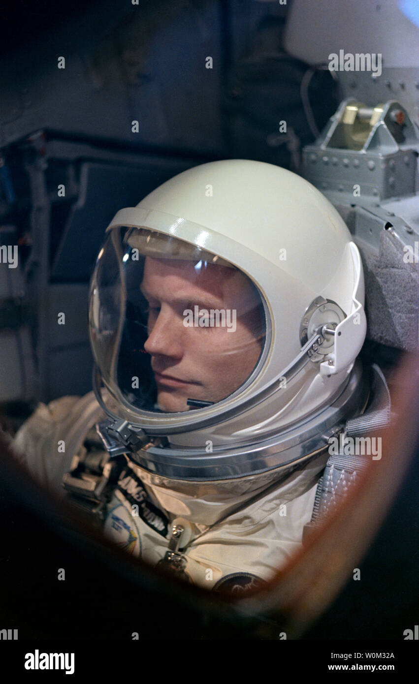 Vista cercana de la NASA el astronauta Neil Armstrong, piloto de mando del Gemini 8 vuelos espaciales, haciendo los ajustes finales y los controles de la nave durante el prelaunch countdown el 16 de marzo de 1966. Marzo 16, 2016 marca el 50º aniversario de NASA's Gemini 8, la sexta misión de vuelos espaciales tripulados realizados durante el proyecto de los Estados Unidos programa Gemini. El objetivo principal de la misión, el éxito del acoplamiento de dos naves espaciales en órbita, primero en los vuelos espaciales, fue un éxito, aunque la tripulación experimentaría una crítica en el espacio, fallo del sistema, obligándolos a abandonar la misión prematuramente. U Foto de stock