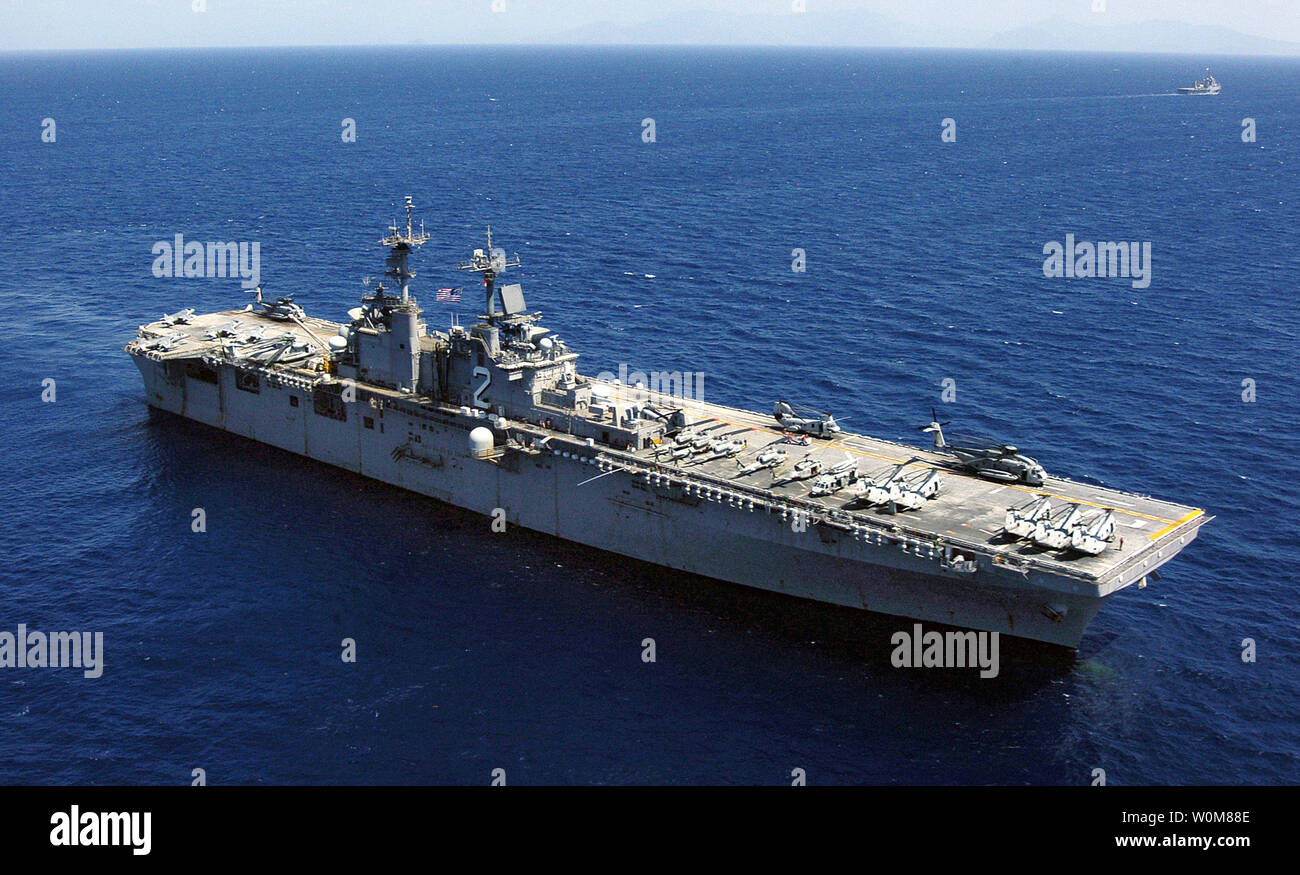 El buque de asalto anfibio USS Essex está llevando a cabo frente a las costas de la República de Filipinas para proporcionar asistencia humanitaria a las víctimas de un devastador corrimiento de tierras que se produjo el 18 de febrero de 2006, 21 de febrero de 2006. (UPI Photo/Michael Kennedy/US Navy) Foto de stock