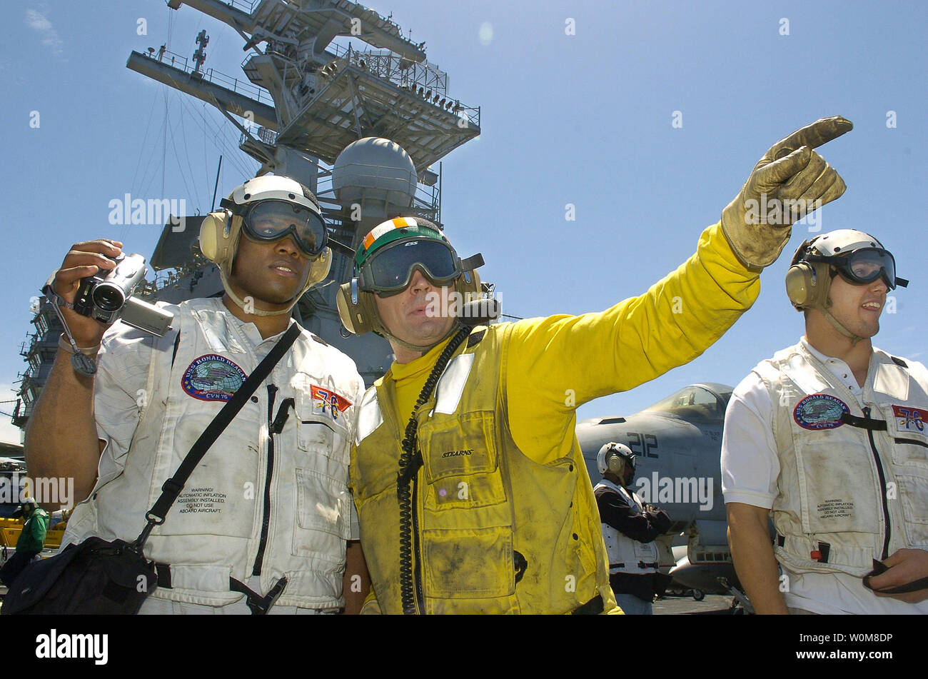 Jugador de la NFL Bryce Fisher (Seattle Seahawks), L y Patrick Kerney  (Atlanta Falcons) escuchar a US Navy flightdeck personal de operaciones  durante una visita a el portaaviones USS Ronald Reagan en
