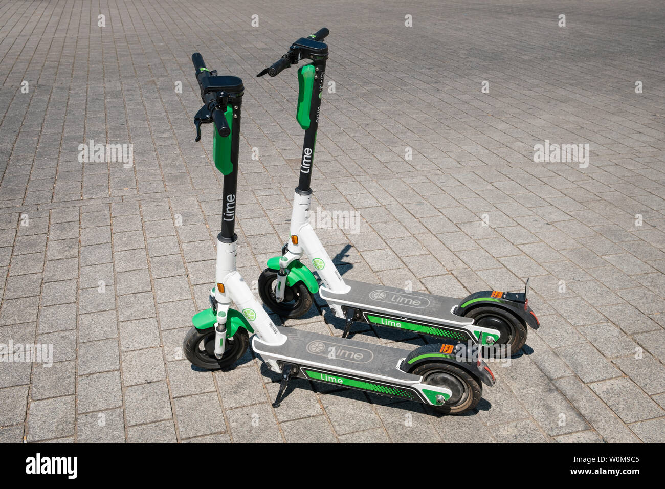 Berlin, Alemania - Junio 2019: scooter eléctrico , escooter o e-scooter de  la empresa compartir coche CAL en la acera en Berlín, Alemania Fotografía  de stock - Alamy