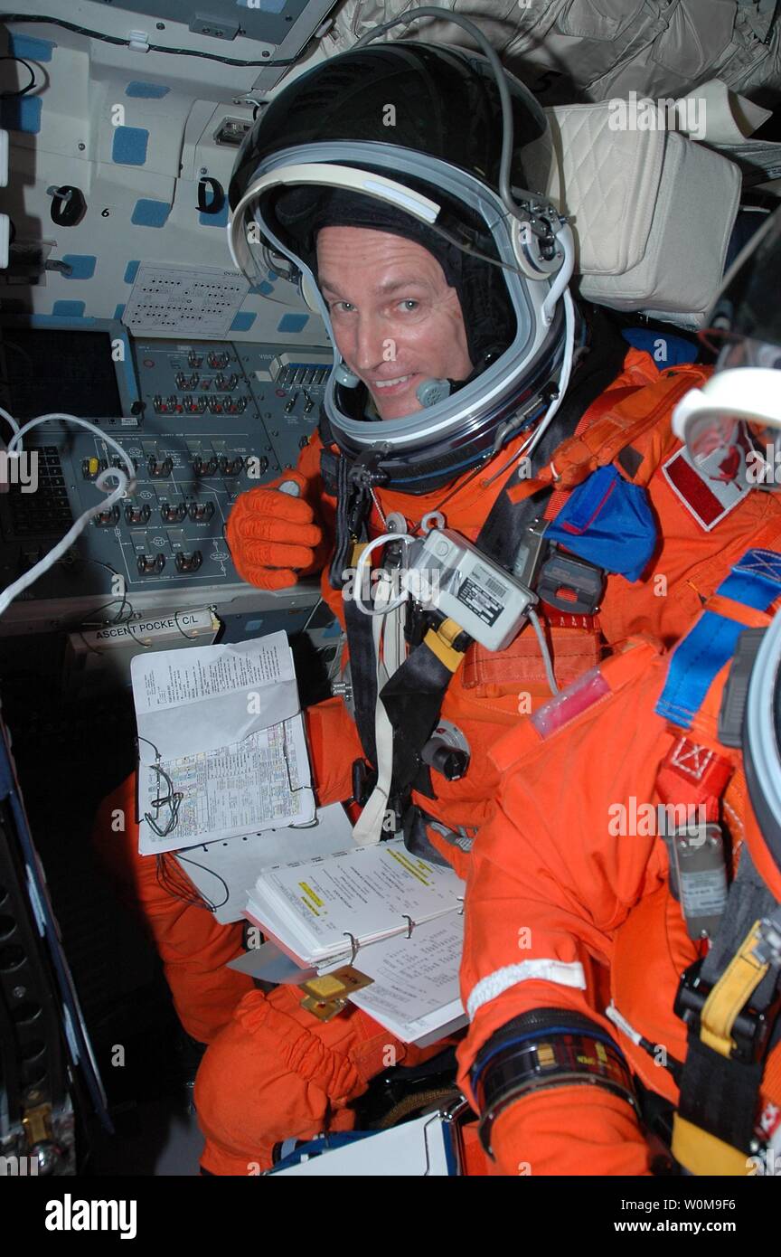 En el interior, cabina de Atlantis STS-115 Especialista de Misión Steven MacLean está tomando parte en una cuenta regresiva de lanzamiento simulado, la culminación de la Terminal Cuenta Regresiva actividades de prueba de demostración en el Centro Espacial Kennedy el 10 de agosto de 2006. MacLean es con la Agencia Espacial Canadiense. El TCDT prelaunch es una preparación para la misión que está programado para despegar en una ventana de apertura este 27 de agosto. Durante su misión de 11 días a la Estación Espacial Internacional, la tripulación STS-115 continuará la construcción de la estación y fijar los elementos de carga, el puerto 3/4 cercha segmento con sus dos grandes paneles solares. ( Foto de stock