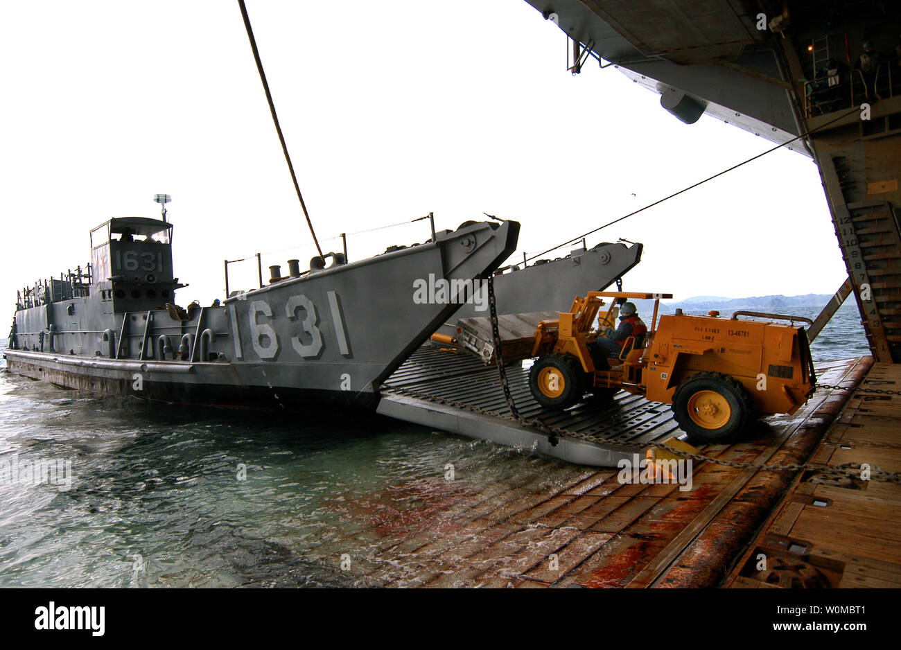 (Ene. 24, 2008) un montacargas desde el buque de asalto anfibio USS Essex (LHD 2) descarga los suministros de Landing Craft Utility 1631 frente a las costas de Sasebo, Japón el 24 de enero de 2008. Essex es el plomo en el buque Essex Expeditionary Strike Group y sirve como el buque insignia de la Fuerza de Tareas 76. (UPI foto/Josué J. Wahl/US Navy) Foto de stock