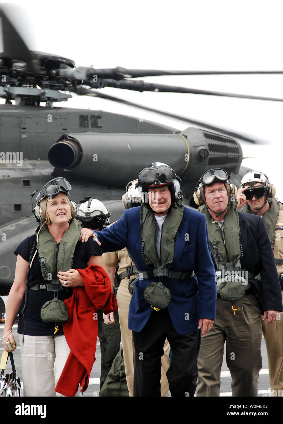 El ex presidente estadounidense George H.W. Bush y su hija, Doro Bush Koch, caminar a través de la cubierta de vuelo del portaaviones USS George H.W. Bush (CVN 77) en el Océano Atlántico el 26 de mayo de 2009. Bush y su hija están a bordo para observar las operaciones de vuelo durante el período en curso del buque. (UPI foto/Dominique J. Moore/EE.UU. Marina) Foto de stock
