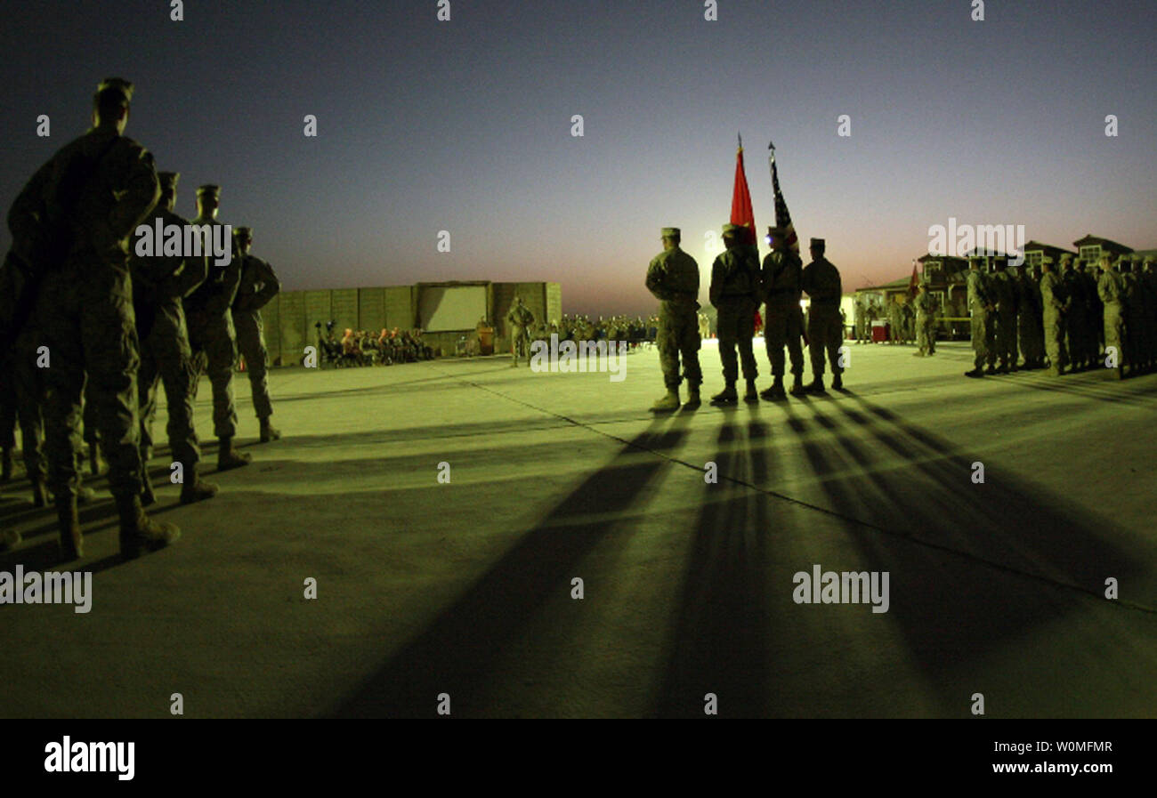 Logística de combate 27 Regimiento de la guardia de color, flanqueada por dos formaciones de la empresa, se sitúan en la posición de reposo en su desfile a escuchar un discurso por el Coronel Vicente A. Coglianese, el comandante de la CLR-27 (FWD), durante la celebración del 234 aniversario de la Infantería de Marina en Camp Al Taqaddum, Irak el 10 de noviembre de 2009. UPI/Melissa A. Latty/U.S. Marine Corps Foto de stock