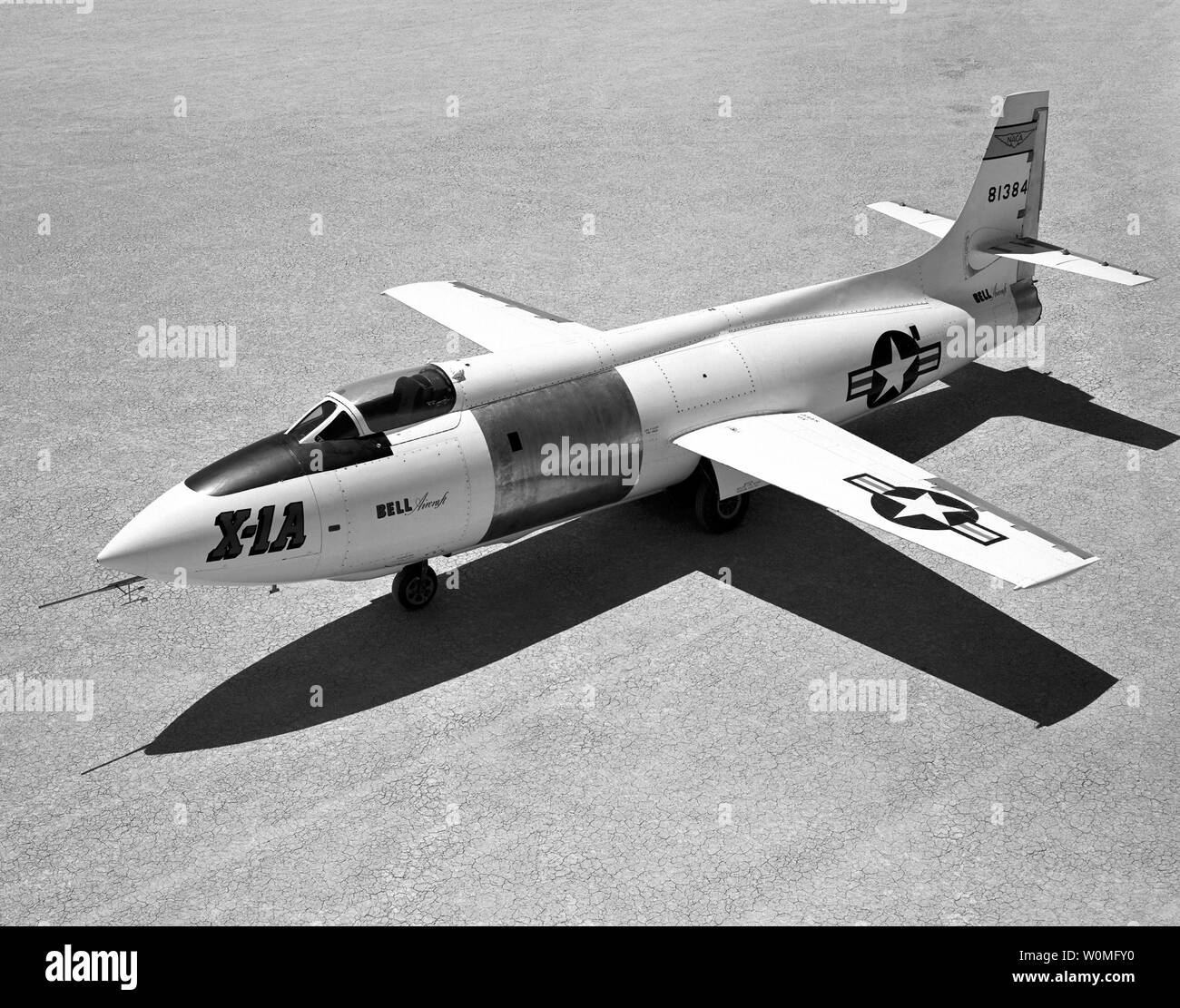 La Bell aircraft corporation X-1a es visto en julio de 1955 sentado en el lago seco Rogers en la base aérea Edwards, California. El X-1A fue creada para explorar las características de control y estabilidad a velocidades superiores a Mach 2 y una altitud superior a 90.000 pies. UPI/NASA Foto de stock