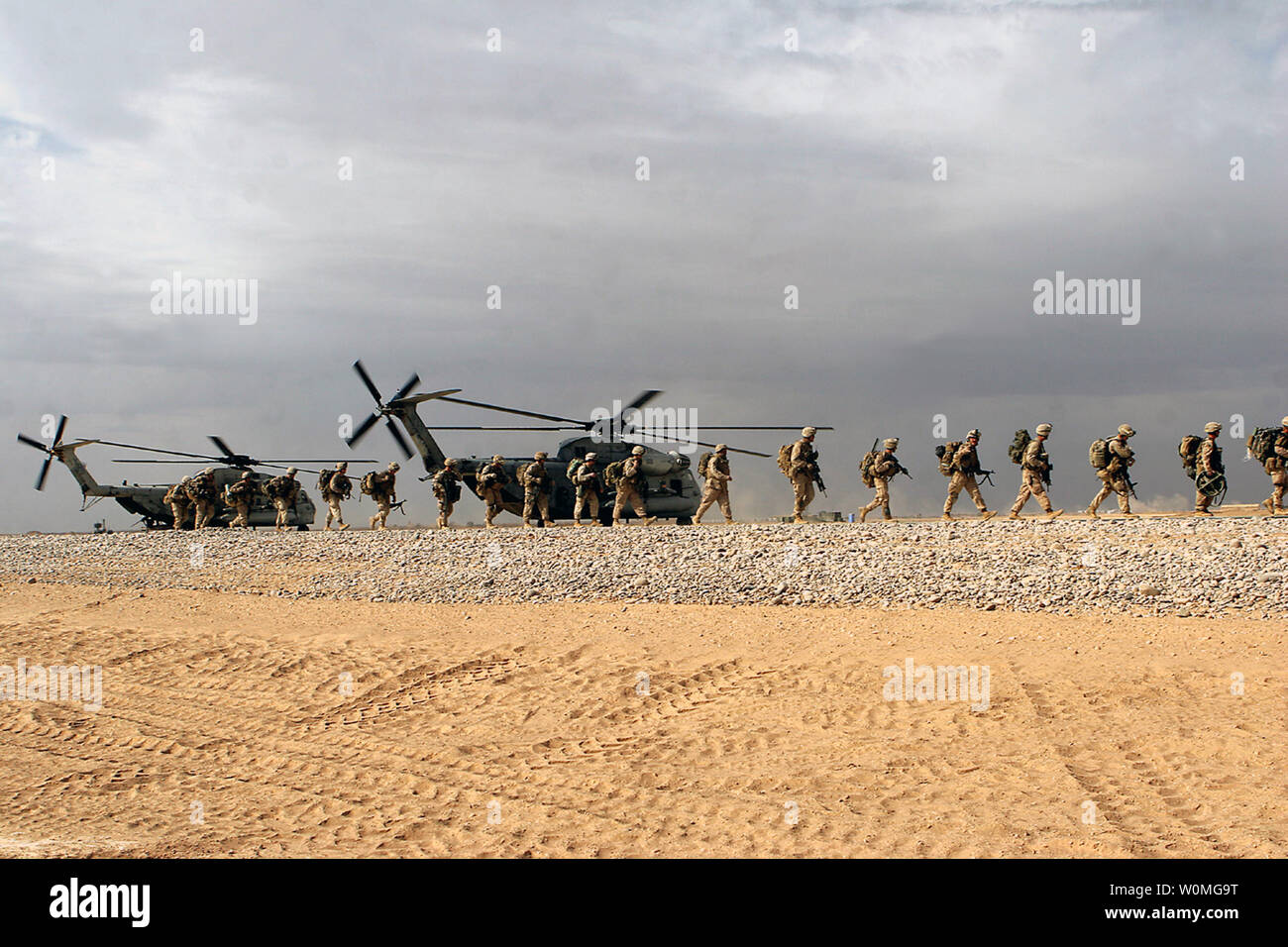 Infantes de Marina de los Estados Unidos realizar simulacros de on y off en tipo CH-53D 'Super Stallion' Dwyer, Campamento de helicópteros en la provincia de Helmand, Afganistán en enero 23, 2010. UPI/Samuel A. Nasso/U.S. Marine Corps Foto de stock