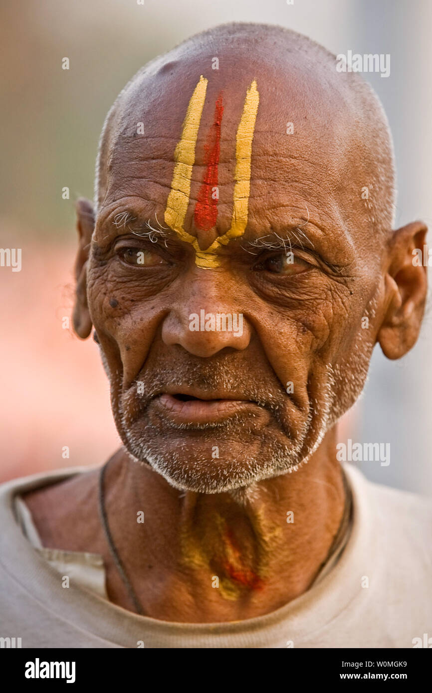Un hindú es visto con pintura facial durante el festival de Kumbha Mela en  Haridwar, India, el 14 de abril de 2010. La peregrinación tiene lugar cada  tres años, rotando entre cuatro