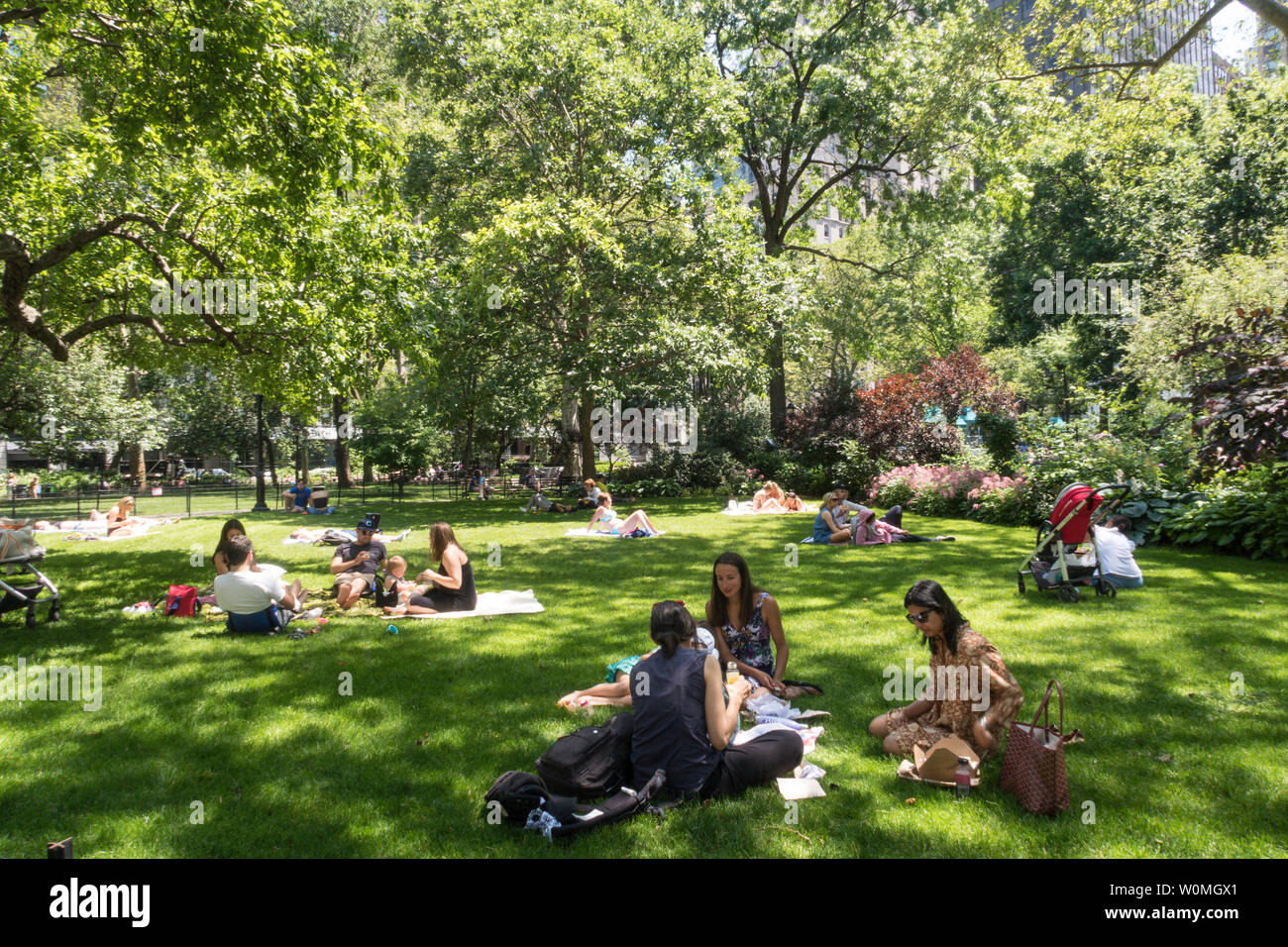 Madison Square Park es muy popular en verano, en la ciudad de Nueva York, EE.UU. Foto de stock