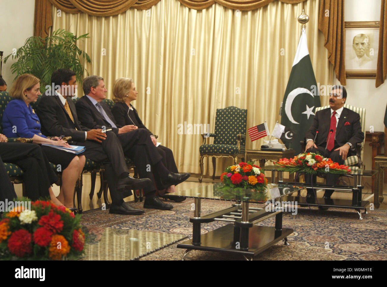 La Secretaria de Estado norteamericana, Hillary Clinton (4-L) se encuentra en una reunión con el Primer Ministro de Pakistán Yousuf Raza Gilani (R) en la casa del Primer Ministro en Islamabad el 18 de julio de 2010. Hillary Clinton ha llegado a Pakistán para conversaciones estratégicas encaminadas a fortalecer los lazos bilaterales y asegurar el más firme apoyo a la guerra en Afganistán. UPI/Sajjad Ali Qureshi Foto de stock