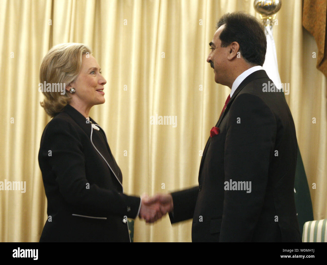 La Secretaria de Estado, Hillary Clinton, se da la mano con el Primer Ministro de Pakistán, Yousuf Raza Gilani, a raíz de una reunión en la casa del Primer Ministro en Islamabad, 18 de julio de 2010. Hillary Clinton ha llegado a Pakistán para conversaciones estratégicas encaminadas a fortalecer los lazos bilaterales y asegurar el más firme apoyo a la guerra en Afganistán. UPI/Sajjad Ali Qureshi Foto de stock