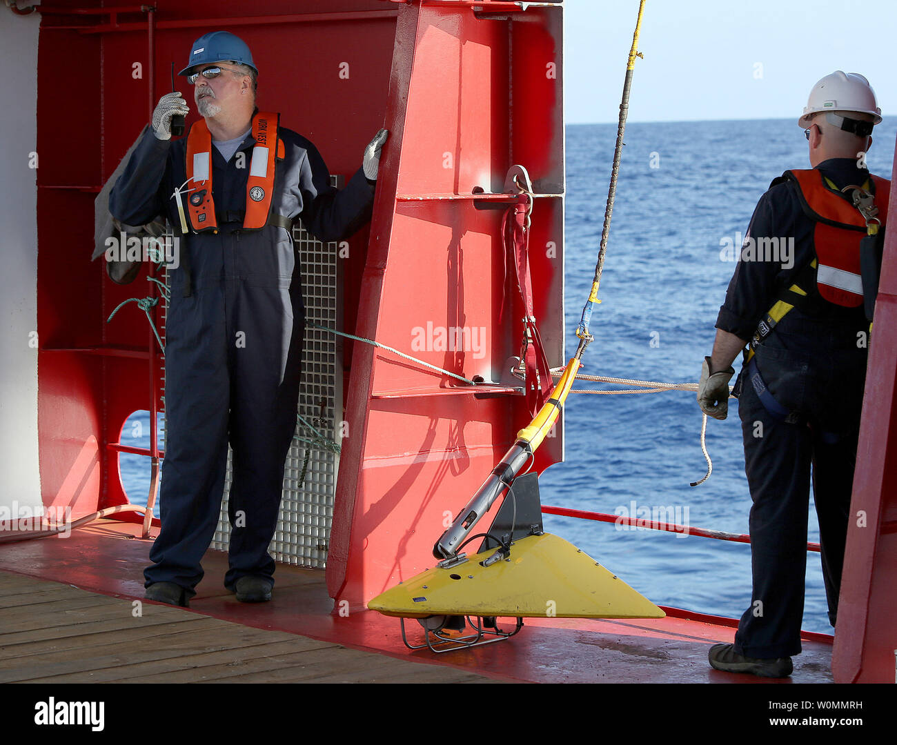 Phoenix personal internacional prepara para implantar un 'Localizador' pinger remolcada desde la plataforma de Defensa australiano buque Ocean Shield en la búsqueda para el registrador de datos de vuelo y registrador de voz de cabina de vuelo de un avión Malaysia Airlines desaparecidos en el Océano Índico, a unos 1.000 kilómetros de la costa de Perth, Australia. La Marina de los EE.UU. 'Localizador' pinger remolcada conectado al océano Escudo recogido señales coherentes con los de los desaparecidos jetliner fue anunciado hoy, 7 de abril de 2014. UPI/Kelly Hunt/Fuerza de Defensa de Australia Foto de stock