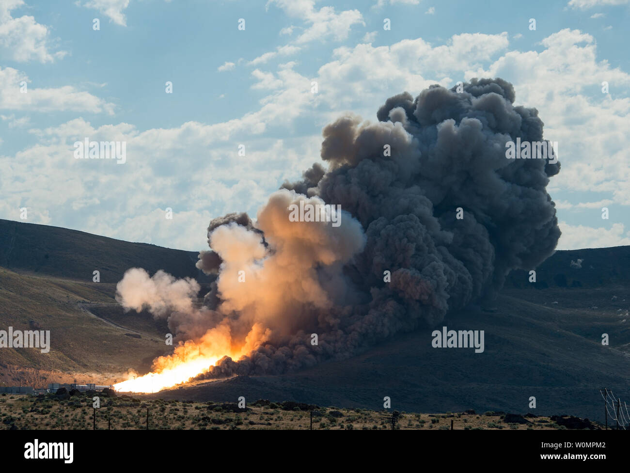 La segunda y la calificación final del motor (QM-2) prueba para el refuerzo del sistema de lanzamiento espacial es visto, Martes, 28 de junio de 2016, en sistemas de propulsión ATK Orbital instalaciones de prueba en Promontory, Utah. Durante el vuelo, el sistema de lanzamiento espacial boosters proporcionará más del 75 por ciento de el empuje necesario para escapar de la atracción gravitacional de la tierra, el primer paso en el camino de la NASA a Marte. Foto de la NASA por Bill Ingalls/UPI Foto de stock