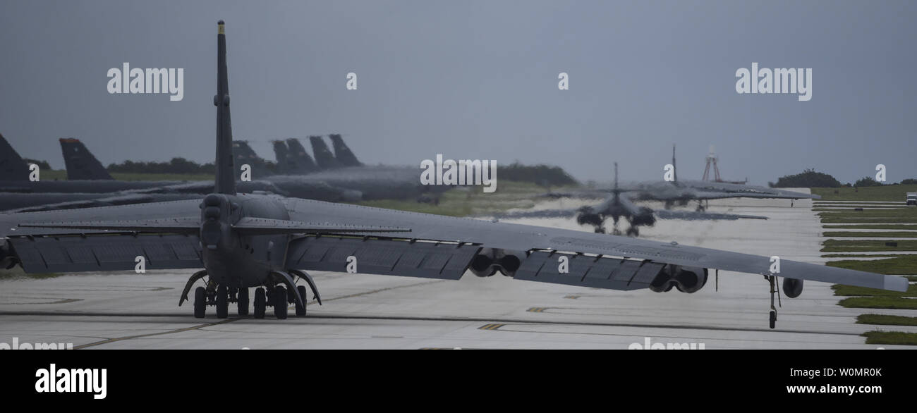 La Fuerza Aérea de EE.UU. B-52 Stratofortress, B-1 Lancer y B-2 Spirit lanzamiento desde la Base Andersen de la Fuerza Aérea, Guam, para un sistema integrado de operación bombardero el 17 de agosto de 2016. Esta misión marca la primera vez en la historia que los tres de la Fuerza Aérea Global Strike del comando bombardero estratégico son simultáneamente la realización de operaciones integradas en el Comando del Pacífico de Estados Unidos zona de operaciones. El 15 de agosto, el B-1 Lancer será desplegado temporalmente en Guam en apoyo del Comando del Pacífico de Estados Unidos continua de la presencia de la misión suicida. Foto por Richard P. Ebensberger/U.S. Air Force/UPI Foto de stock