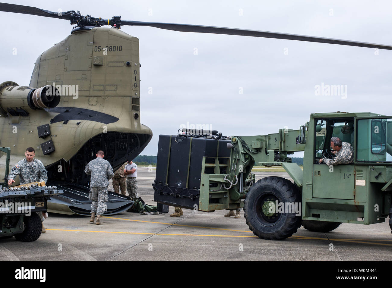Soldados estadounidenses con desprendimiento 1, compañía Bravo, 2-238 Apoyo general de aviación, el batallón de la Guardia Nacional del Ejército de Carolina del Sur etapa helicópteros Chinook CH-47 en la base de la Guardia Nacional conjunto McEntire, S.C., durante una respuesta estatal al huracán Matthew, Octubre 5, 2016. Unos 1.400 soldados de la Guardia Nacional de Carolina del Sur y aviadores fueron activados el 4 de octubre de 2016. Su misión principal es apoyar el estado y organismos de gestión de emergencias del condado y los socorristas locales con evacuaciones costeras y cualquiera de los servicios o recursos necesarios para ayudar a los ciudadanos de Carolina del Sur, luego de que el Gobernador Nikki Foto de stock