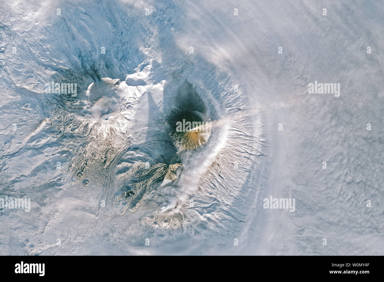 Sentado en el borde noroeste del Anillo de Fuego del Pacifico, Kamchatka es uno de los más volcánicamente activa parcelas de tierra en el mundo. Al menos 300 volcanes que salpican la península, y al menos 29 de ellos están activos. Dos de estos volcanes fueron afanosamente puffing lejos a principios de enero de 2018. El Moderate Resolution Imaging Spectroradiometer (MODIS) a bordo del satélite Terra de la NASA capturó un atisbo de penachos y Shiveluch Klyuchevskaya aumentando desde el 9 de enero. El penacho de Shiveluch se extendía por al menos 100 kilómetros. NASA/UPI Foto de stock