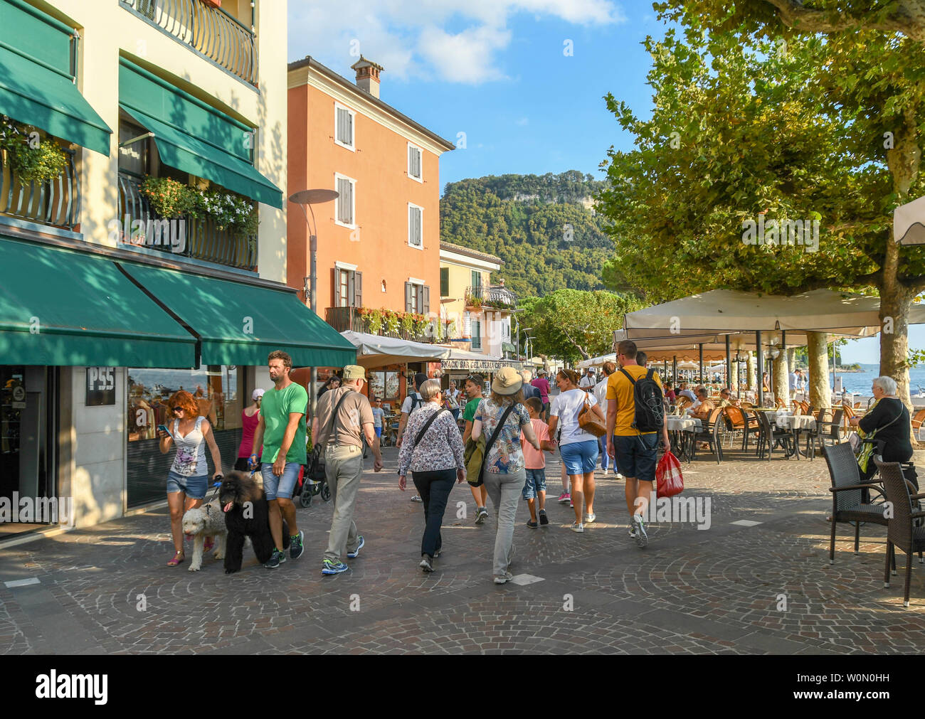 GARDA, Italia - Septiembre de 2018: la gente paseando por el paseo marítimo de la ciudad de Garda, en el Lago de Garda. Foto de stock