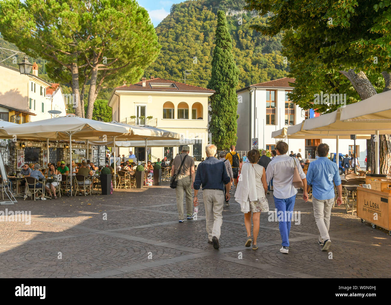 GARDA, Italia - Septiembre de 2018: la gente paseando por el paseo marítimo de la ciudad de Garda, en el Lago de Garda. Foto de stock