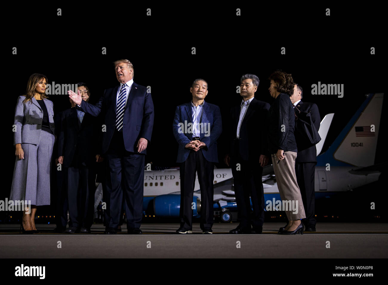 Presidente Donald Trump camina sobre el asfalto con los tres ciudadanos estadounidenses Hak-Song Dong-Chul Kim, Kim y Kim Sang-Duk, que fueron detenidos en Corea del Norte, a base conjunta Andrews en Maryland el 10 de mayo de 2018. Foto por Al Drago/UPI Foto de stock