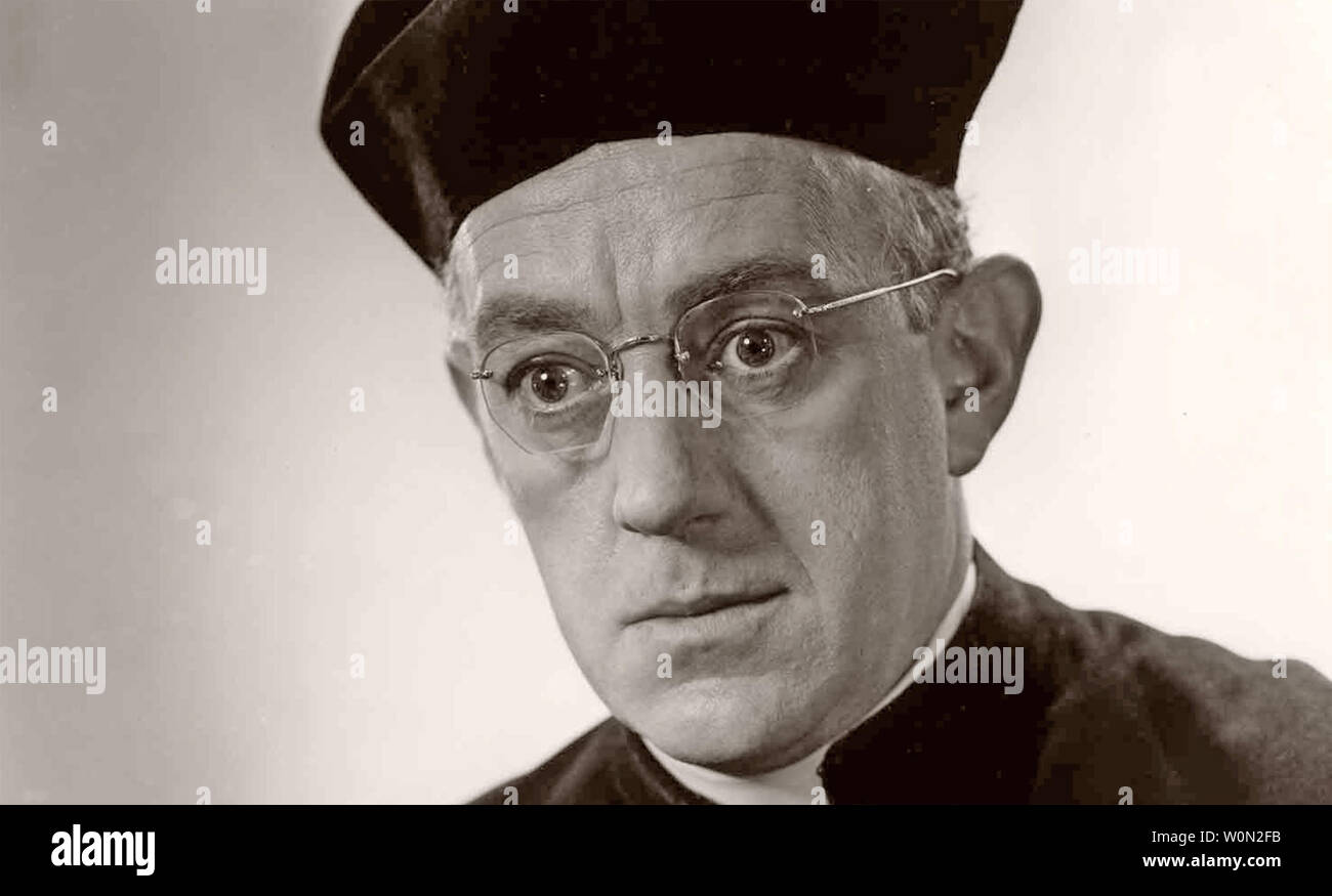 El Padre Brown aka el Detective 1954 Columbia Pictures Film con Alec  Guinness Fotografía de stock - Alamy